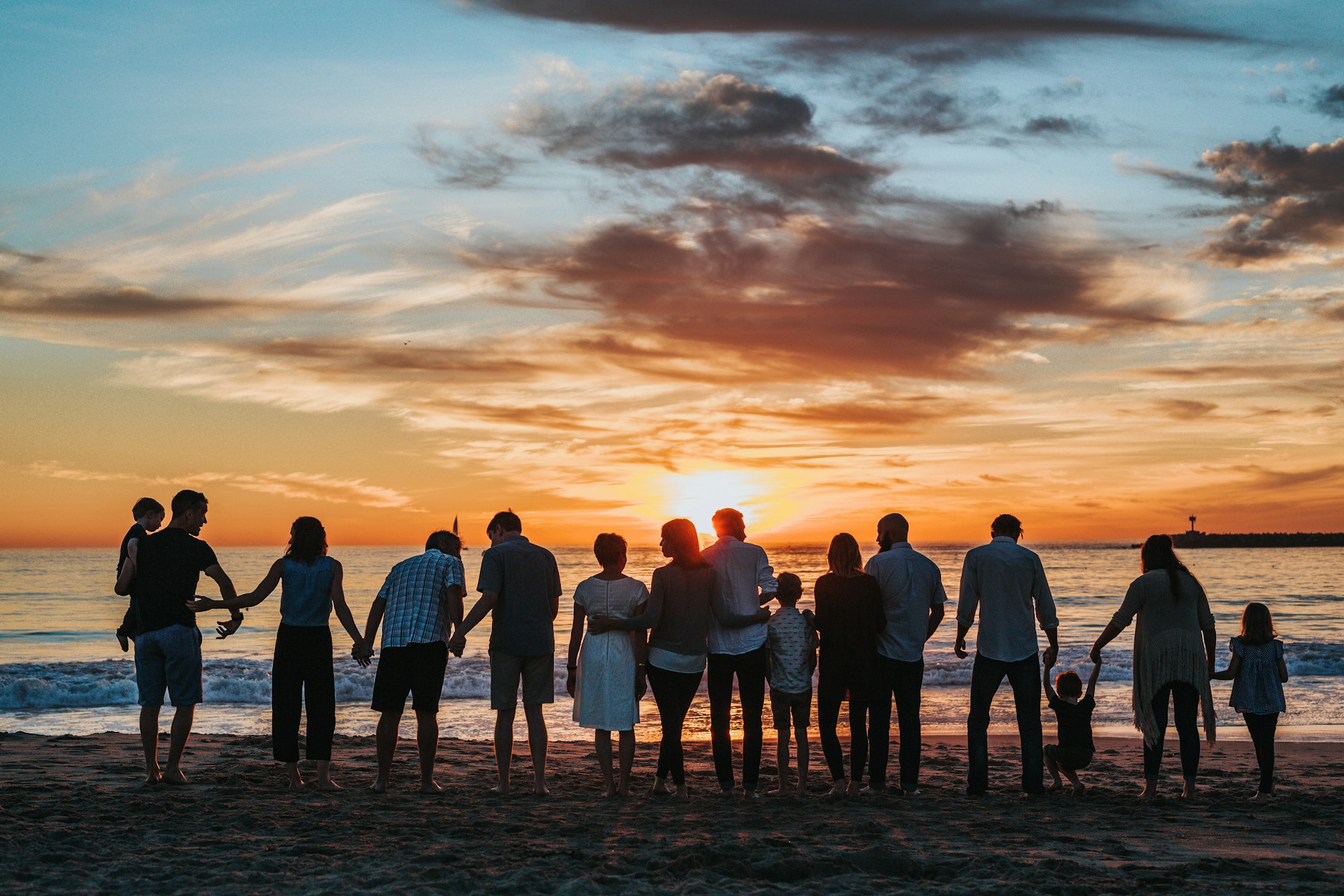 Família reunida ao ar livre, compartilhando um momento de carinho e tranquilidade